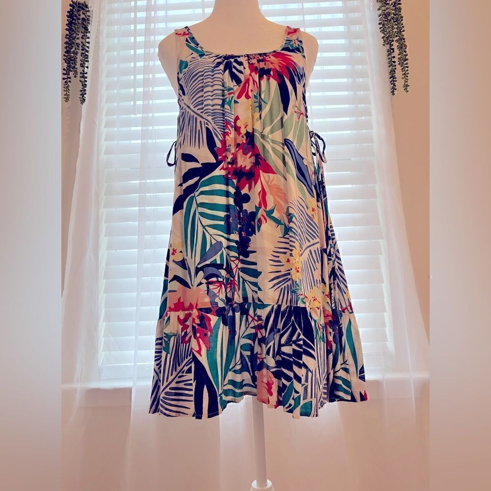 Roxy beachy flower print dress🌺. Super cute vintage pattern!